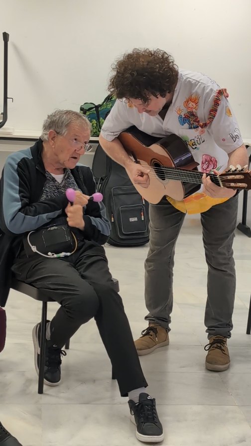 Un mes más hemos disfrutado de Aula Sonora Cadiz para realizar nuestro taller de musicoterapia correspondiente. Gracias Raúl por todo lo que aportas a nuestros usuarios y usuarias. #juntxssomosmásfuertes #parkinsoncadiz…