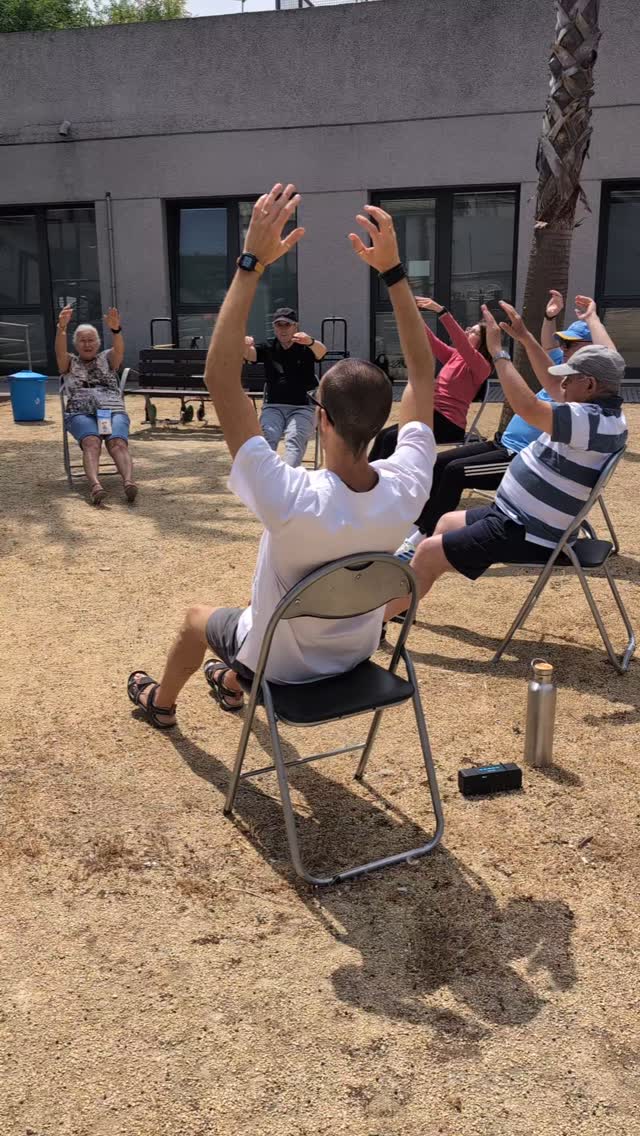 Así hemos afrontado nuestra mañana de miércoles aprovechando el buen tiempo y lo cerquita que estamos de la maquinaria para hacer ejercicio al aire libre Hemos tenido una mañana diferente…