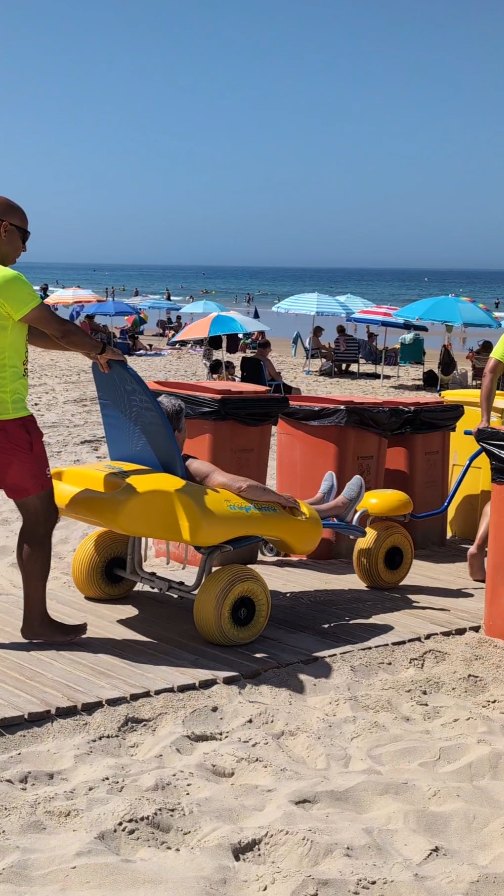 ⭐Otro jueves playero más ⭐ en el que hemos disfrutado de nuestra preciosa playa y del equipo profesional del servicio integrado de playa del @ayuntamientocadiz que hace posible que los…
