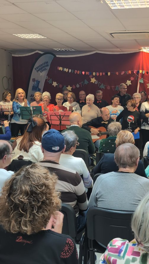 11 Reaktionen | Ayer entró el ⭐espíritu navideño⭐ en Parkinson Cádiz gracias al Coro Aires de Cádiz, el cual nos animó cantando villancicos y haciendo bailar a nuestros usuari@s y familiares…