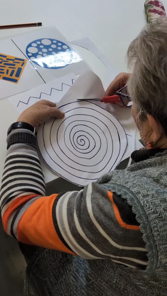 Ejercicios de motricidad fina mediante el juego para trabajar la coordinación óculo-manual, la realización de movimientos precisos, la disminución de la rigidez y la sensibilidad en el tacto. De igual…